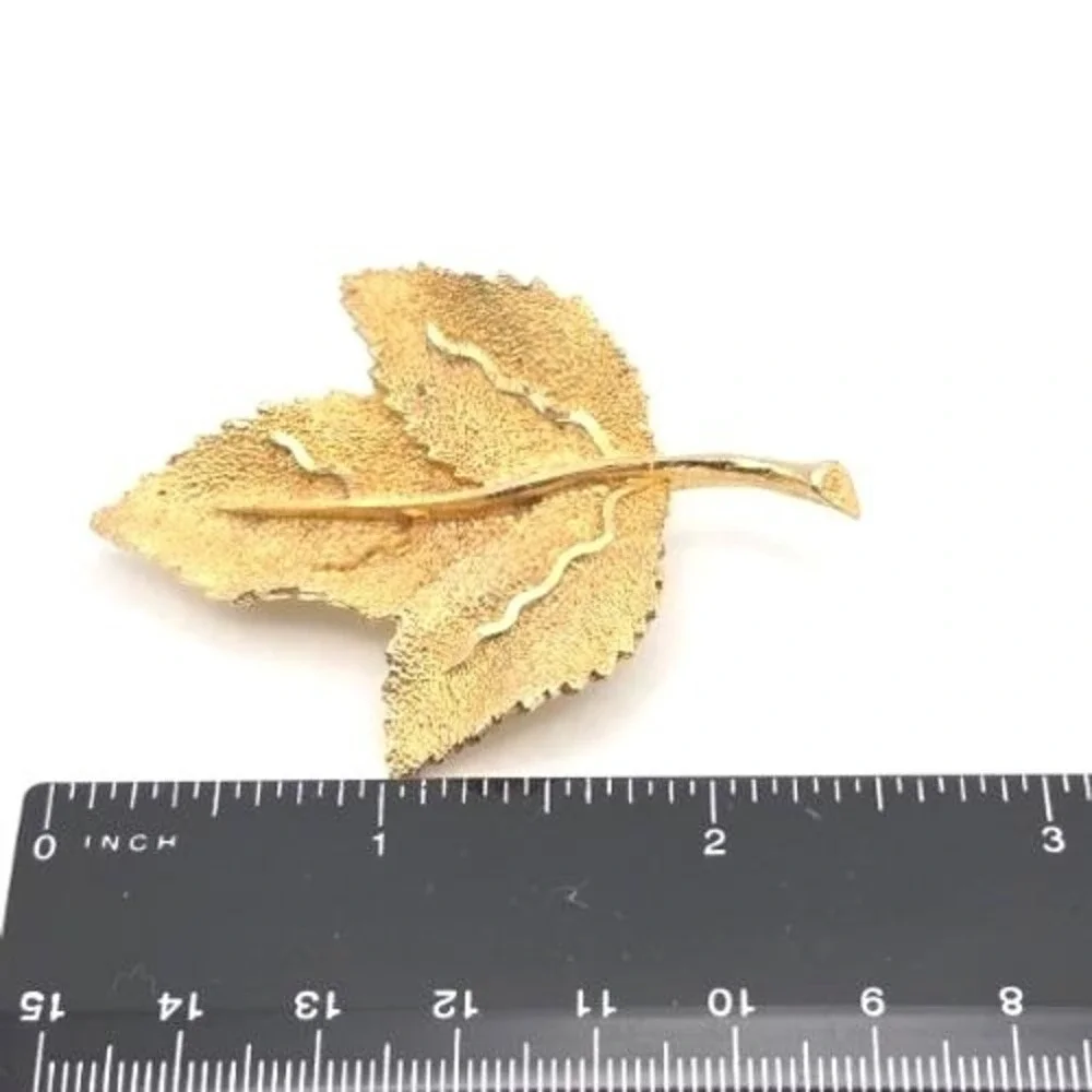 BSK Gold Tone Leaf‎ Pin Brooch Textured Vintage Autumn Fall Nature